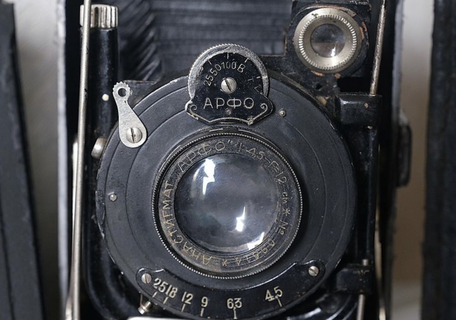 arfo 4 front standard with a lens, shutter, and lever