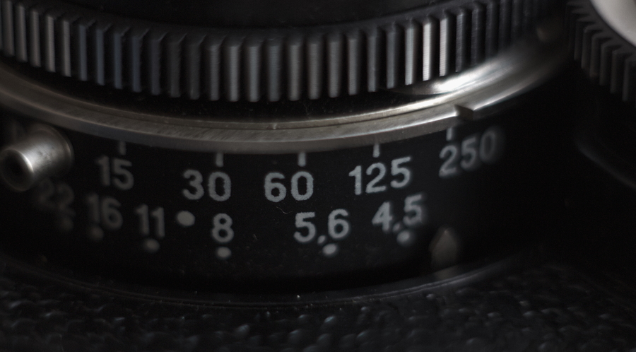 Aperture and shutter value markings on the Lubitel-166B lens