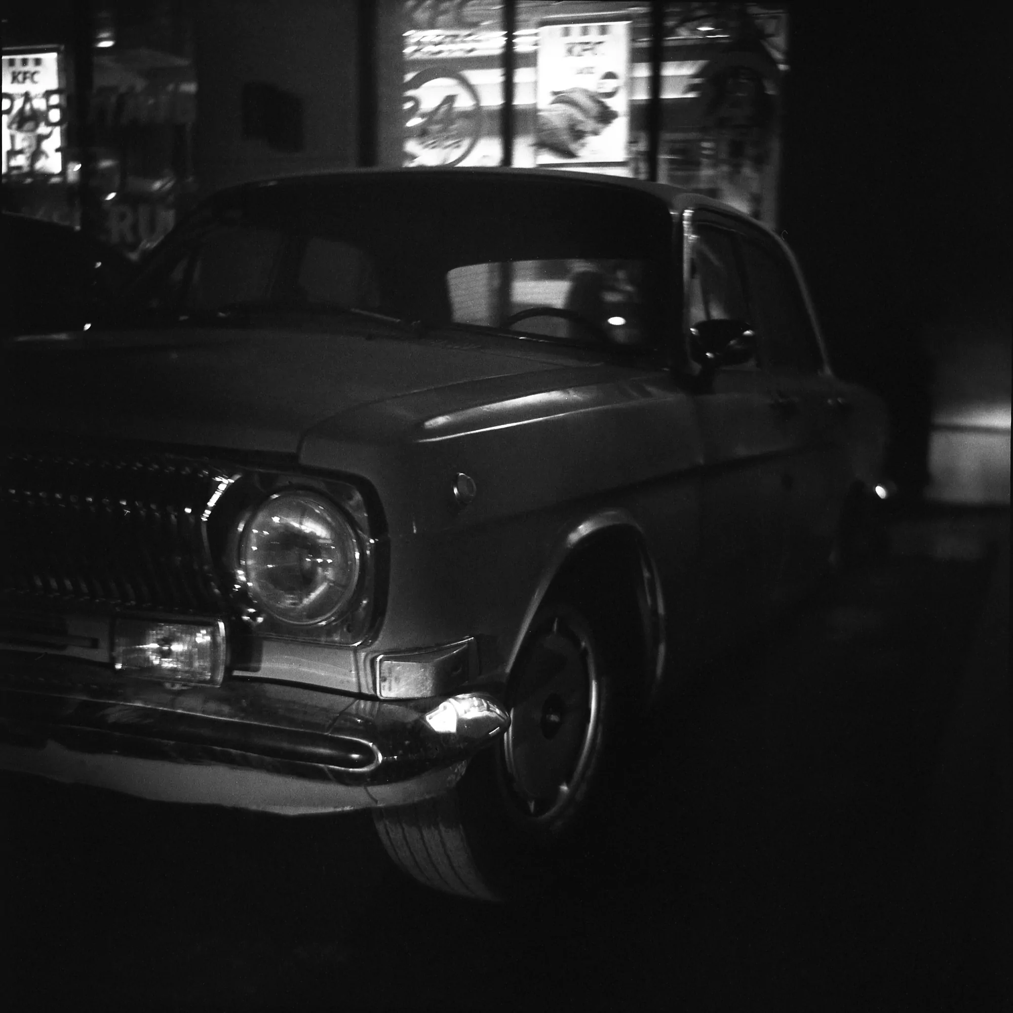 lubitel 2 sample photo with an old car at night