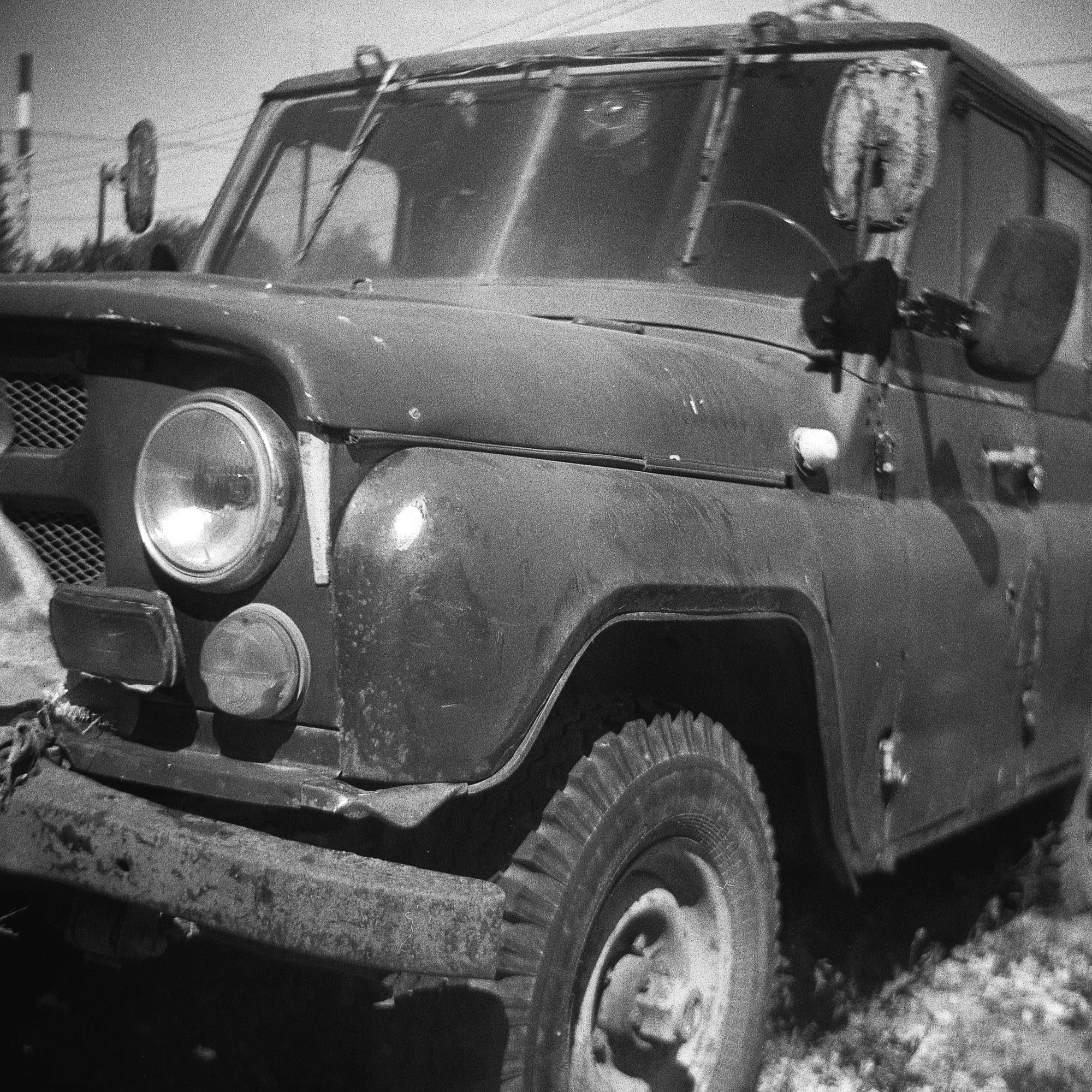 lubitel 2 sample photo with an old suv headlight close up