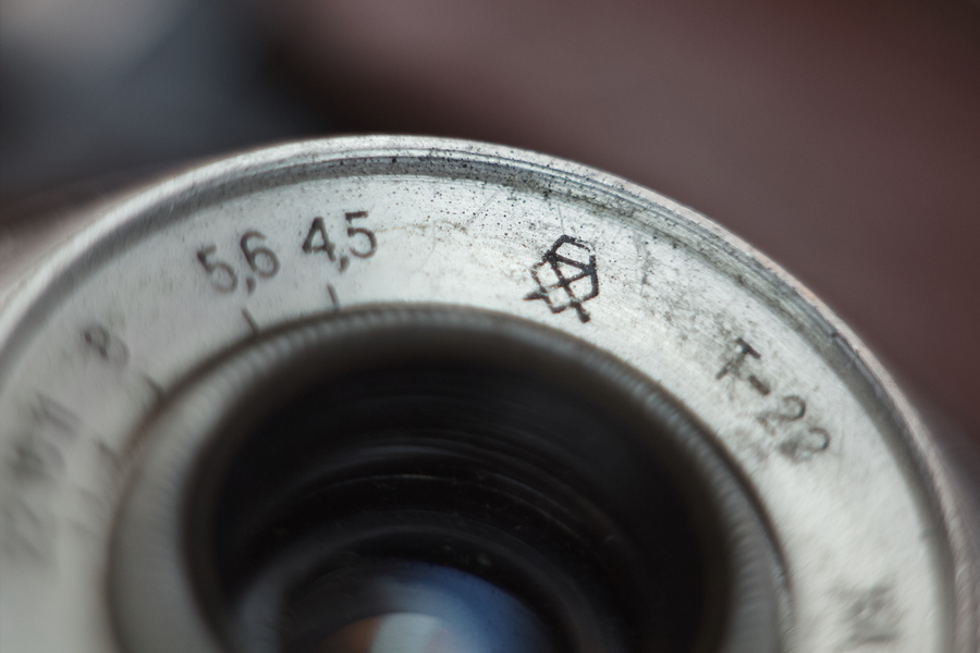 Gomz logo on the triplet t 22 lens